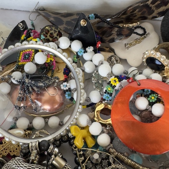 4 Lb Mixed Jewelry Modern Vintage crafter lot mismatched broken Some Wearable - Picture 3 of 6